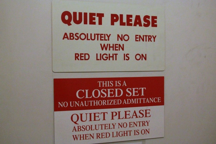 Closed set Quiet Please