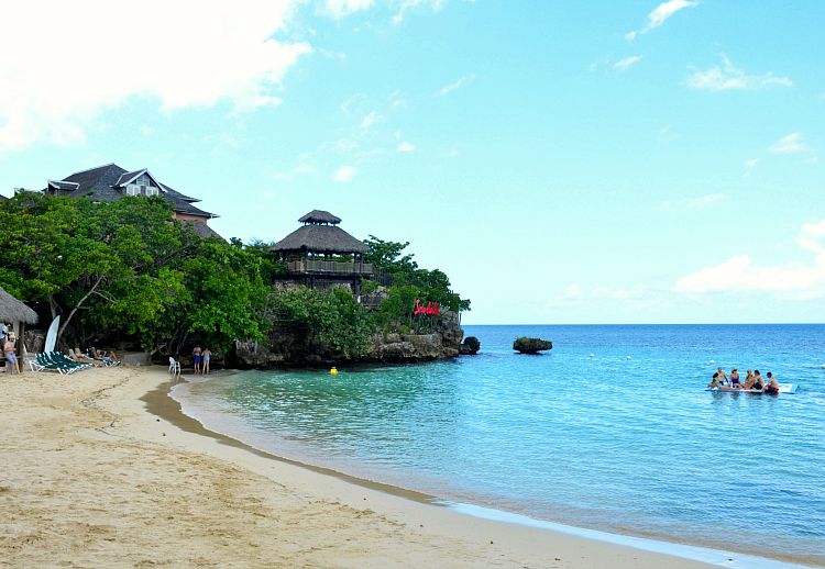 sandals-ochi-beach