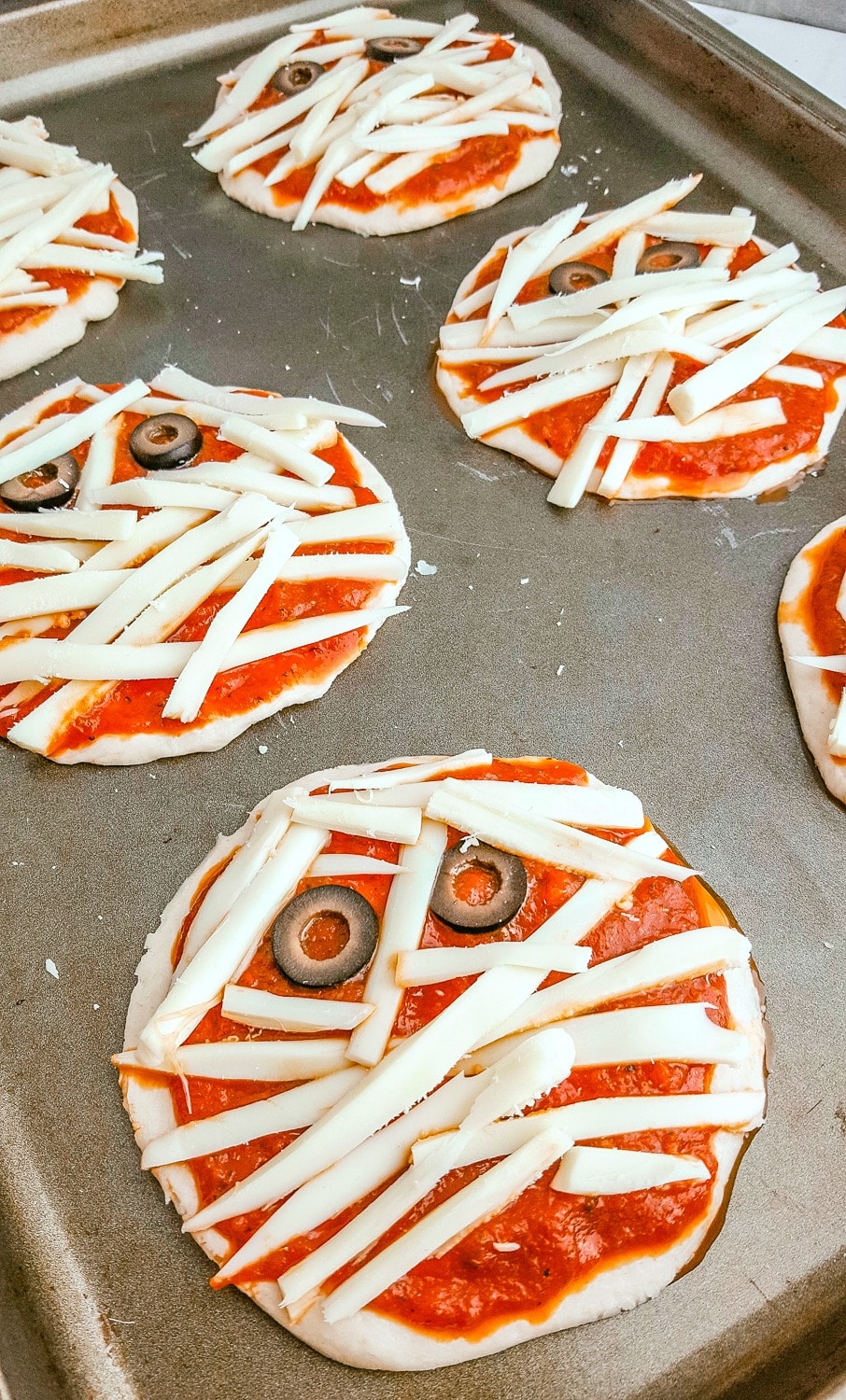 halloween pizza look like mummies with string cheese 