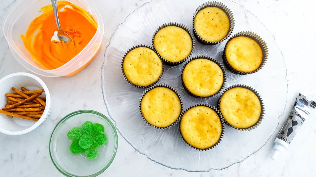 Easy Jack-O-Lantern Cupcakes for Halloween 