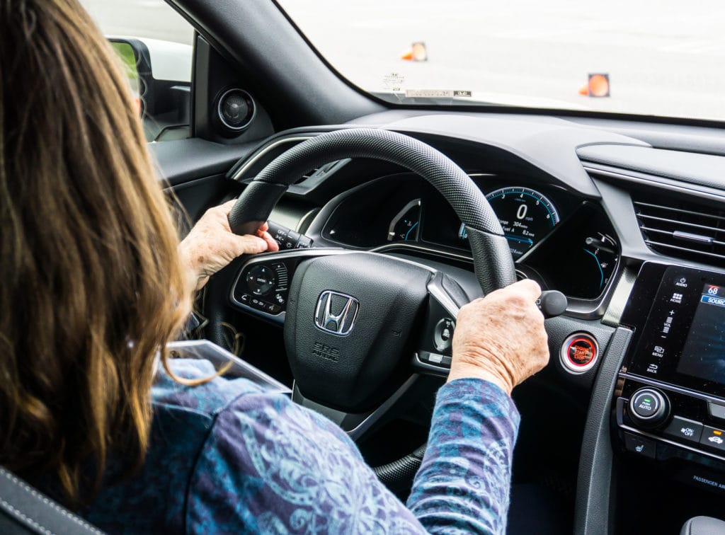 the right way to hold a steering wheel 9 and 3