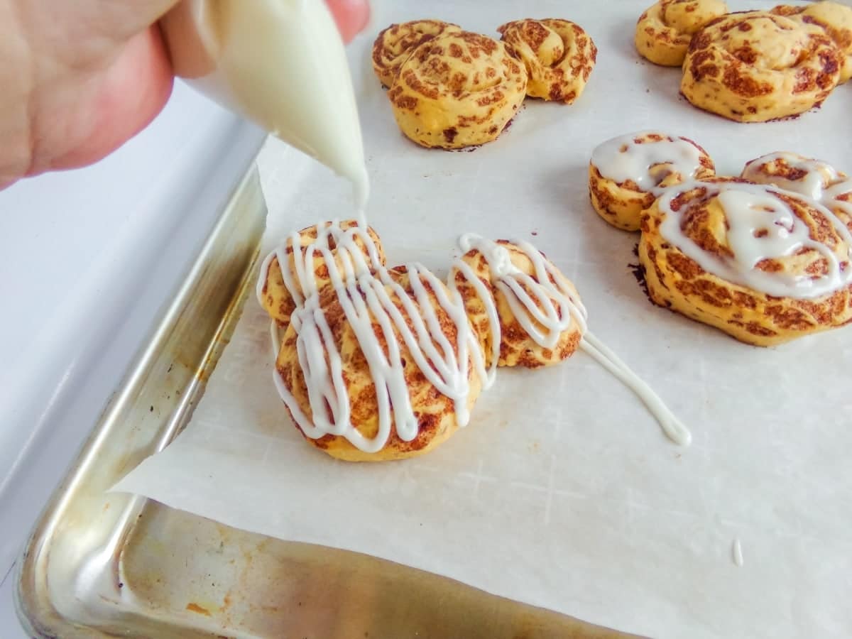 icing mickey cinnamon rolls 