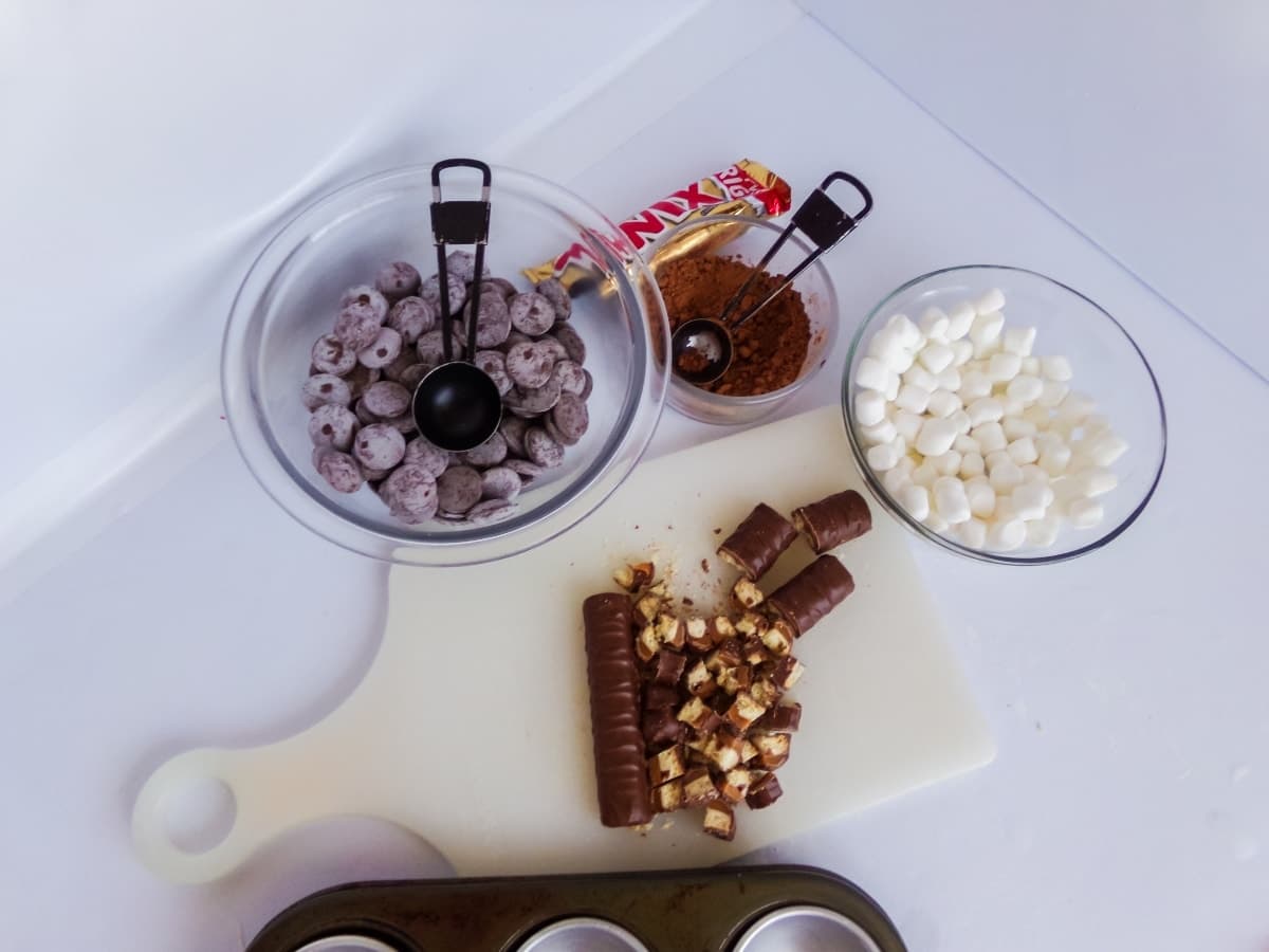 ingredients to make twix hot cocoa bombs