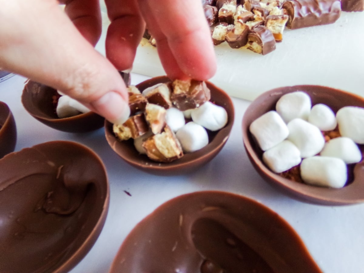 filling twix hot cocoa bombs