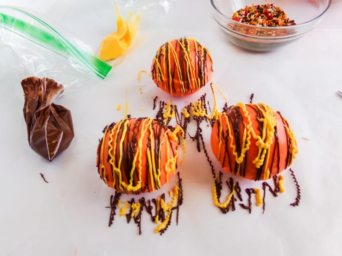 how to decorate pumpkin spice hot cocoa bombs