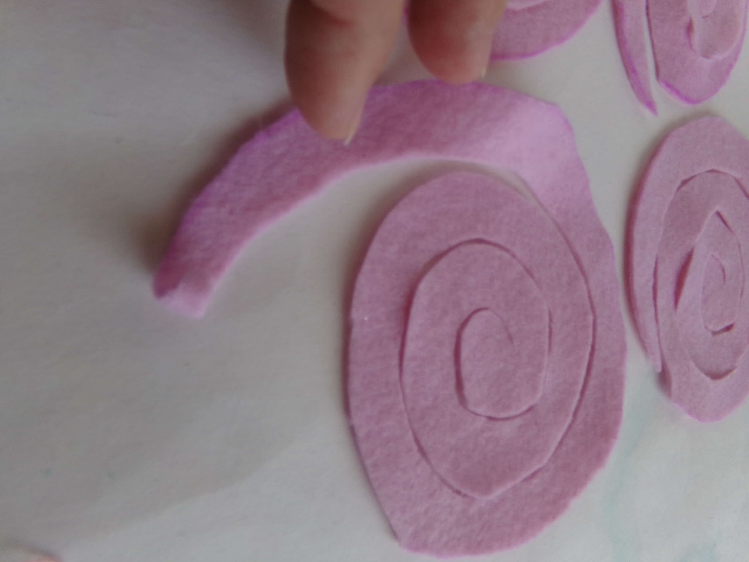 how to cut felt to make rolled roses