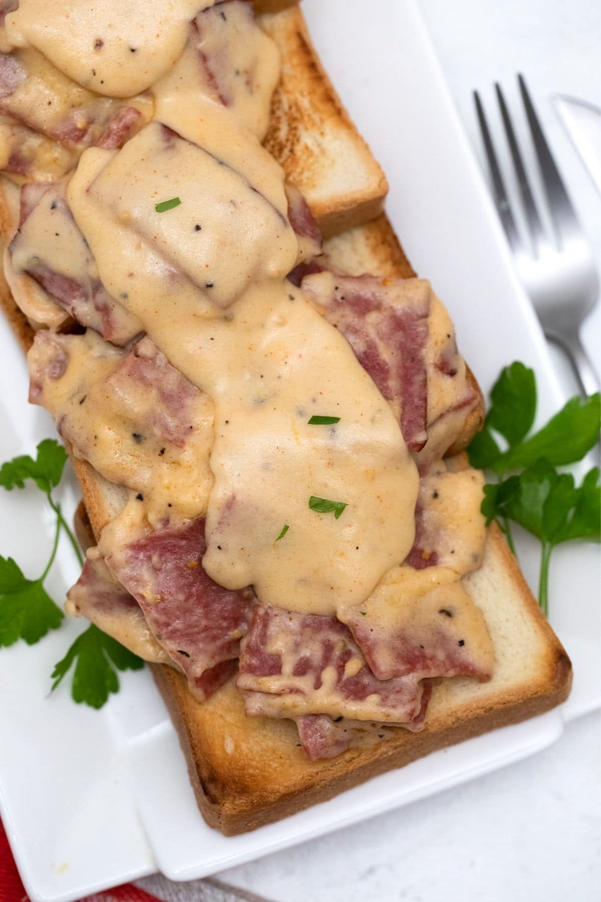 chipped beef and gravy over toast on white plate
