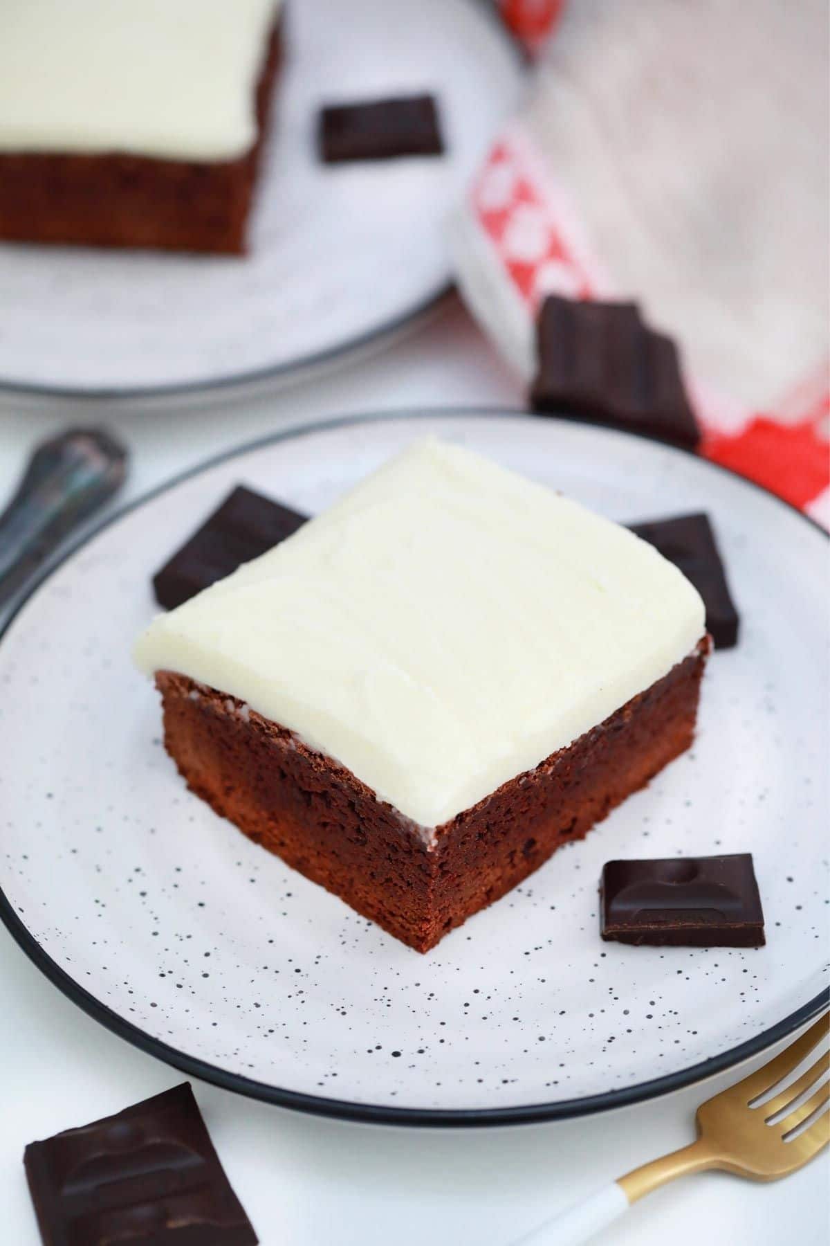 white saucers of brownies with chocolate pieces on sides